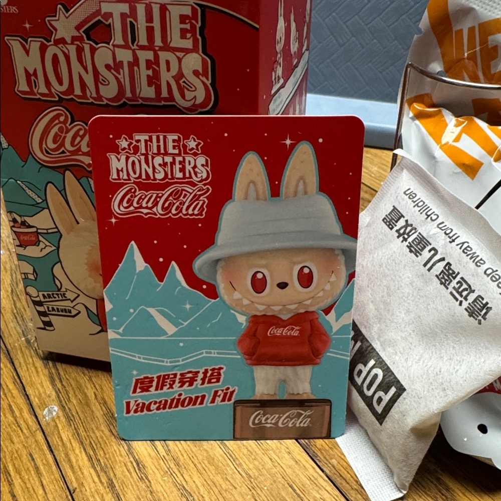 Coca-Cola The Monsters Vacation Fit Set with Red Box
Opened box - Picture 2 of 3